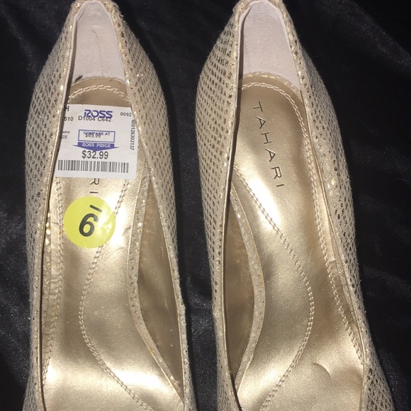 Tahari Pumps NWT Gold - Picture 4 of 4
